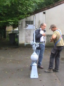 La girouette dans la cour de l'école