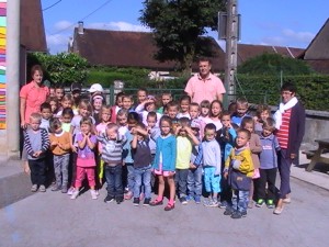 Les enfants scolarisés à Frébuans entourés par Mme MOREY à gauche (Maternelle), M. LE FUR au centre (CP, CE 1 et 2 et Directeur) et Mme DURIEZ à droite (ATSEM)